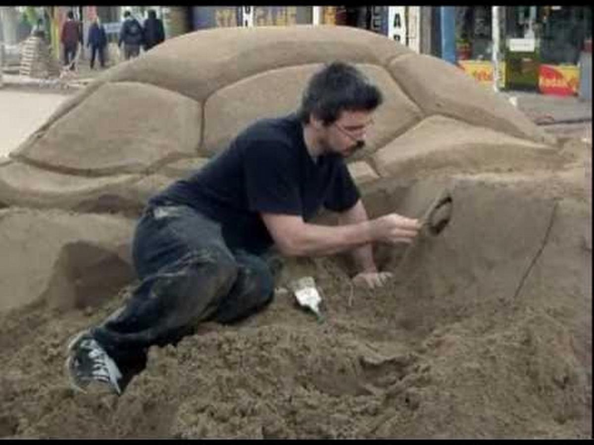 FOTO: El artista visual, escultor y docente que sorprende por sus trabajos en arena