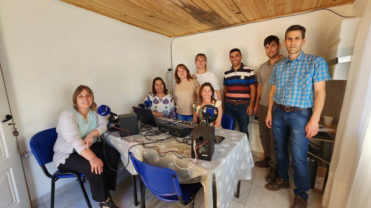 FOTO: Entregaron los equipos a la escuela ganadora de 