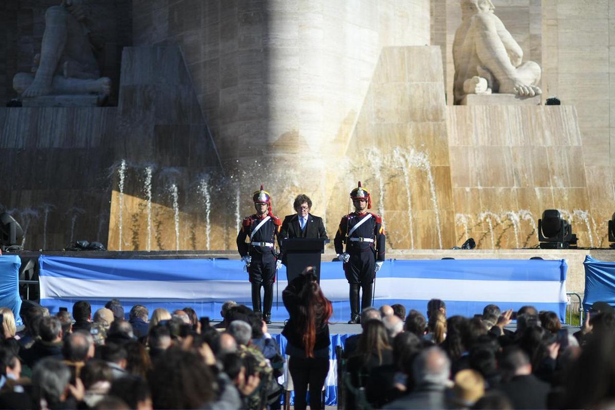 Milei, en el acto por el Día de la Bandera en Rosario. (NA/Presidencia)