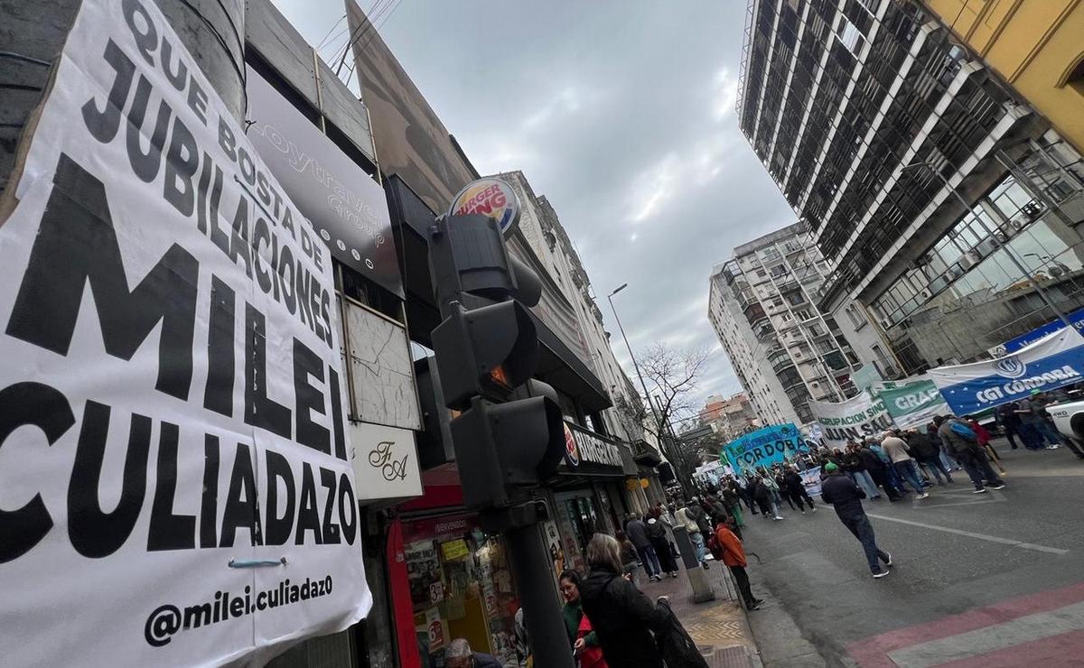 FOTO: Marchan en Córdoba contra el veto a la Ley de Movilidad Jubilatoria (Daniel Cáceres).