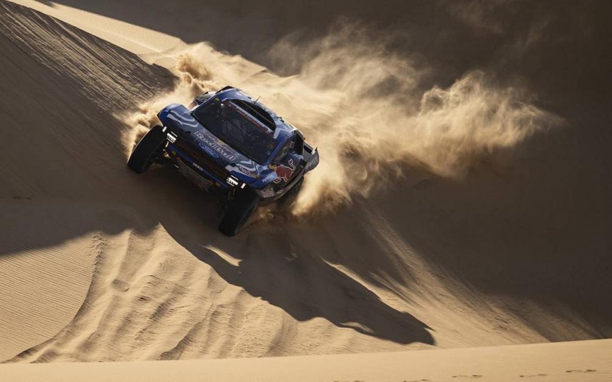 Nani Roma en la arena de la Etapa 9 con el Ford Raptor