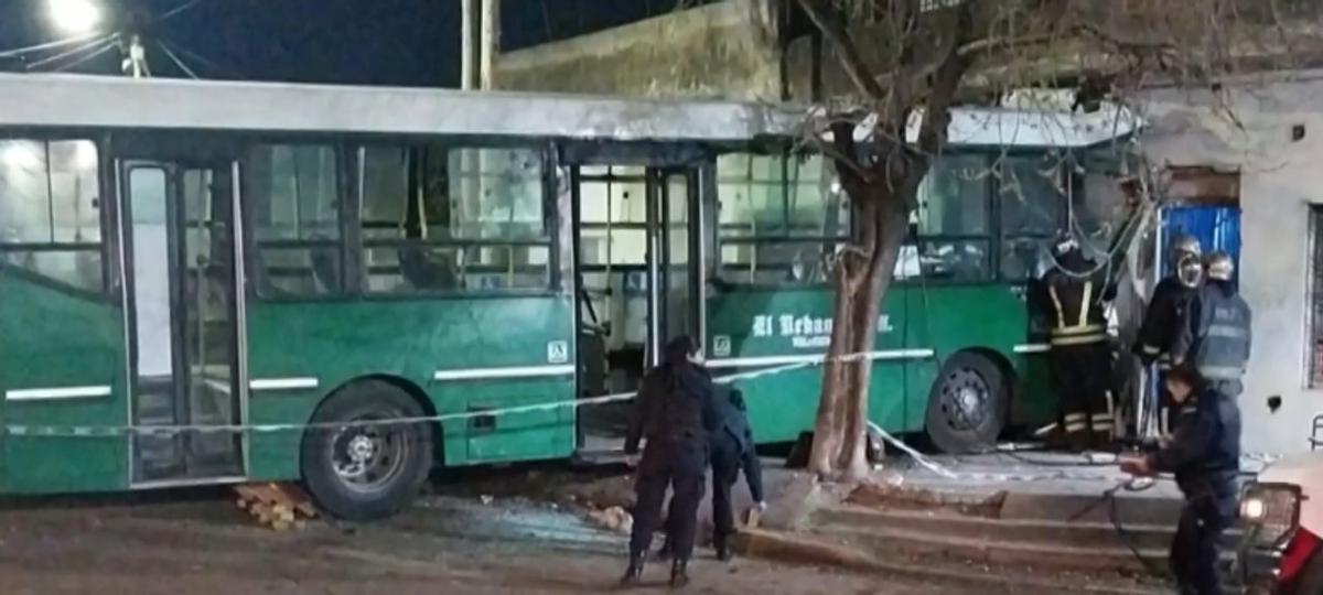 Trágico accidente en Temperley: un colectivero falleció tras chocar contra una vivienda