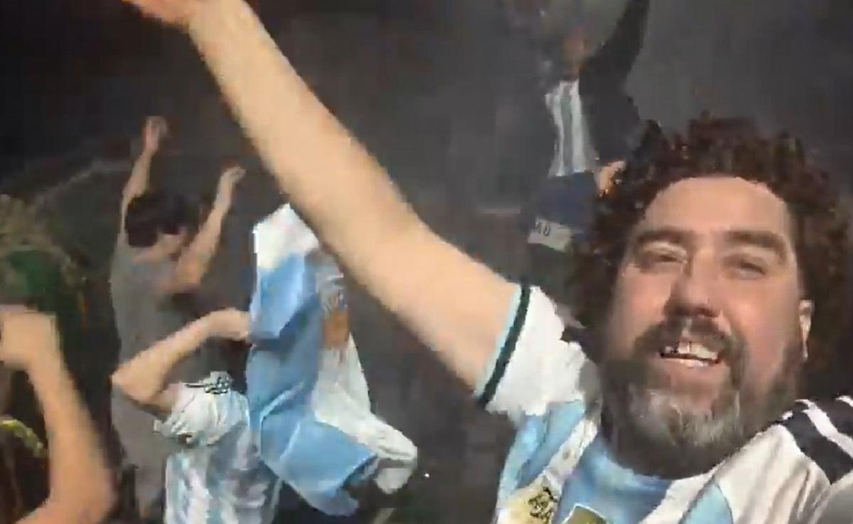 Eufórico festejó de la tripulación de un buque tras el pase de Argentina a la final. (Captura)