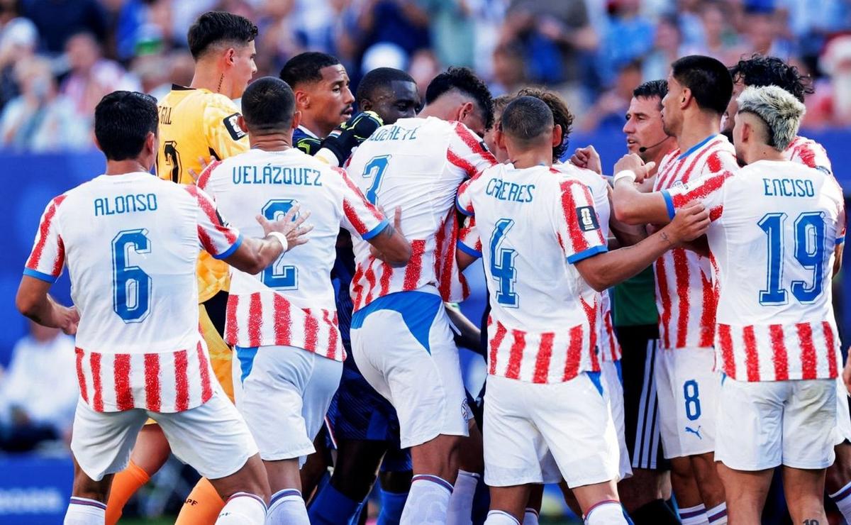 La escaramuza del final entre Francia y Paraguay. (Foto: @VibesFoot)