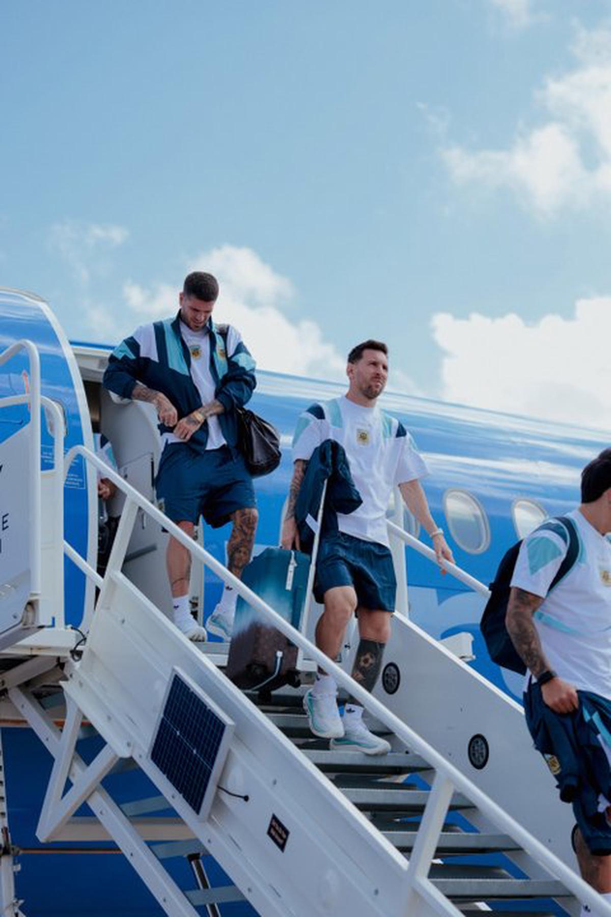 Lionel Messi y Rodrigo De Paul descienden del avión tras la llegada a Dallas.