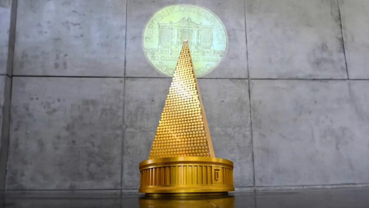 Este árbol de Navidad, formado íntegramente por 2.018 monedas de oro puro que, unidas entre sí, crean la silueta de un abeto de tres metros, se encuentra valuado en 5,4 millones de euros. (Foto Agencia NA/redes)