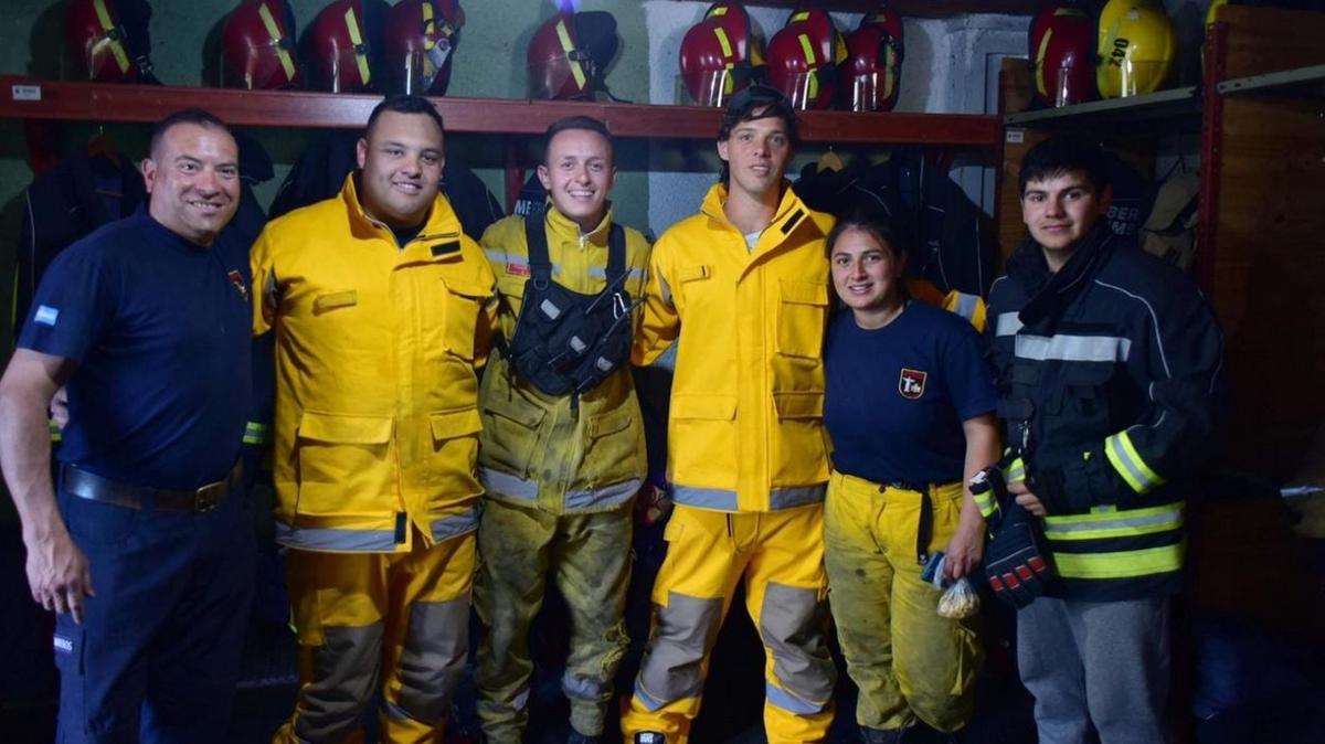 FOTO: Santi Maratea con bomberos de La Cumbre (Foto: Bomberos voluntarios La Cumbre)