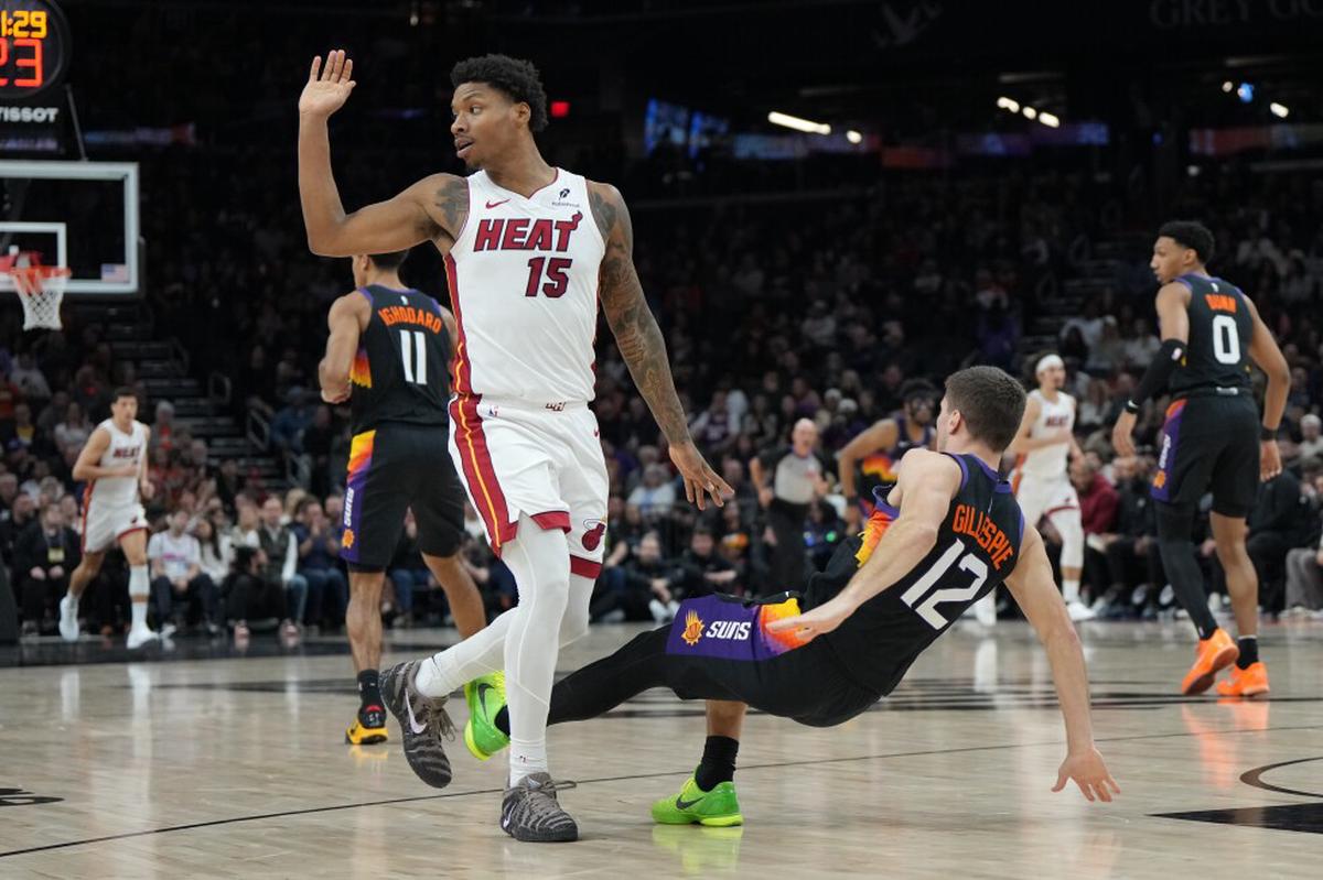 Heat vence 111-102 a Suns con 22 puntos de Adebayo en un partido de rápida recuperación