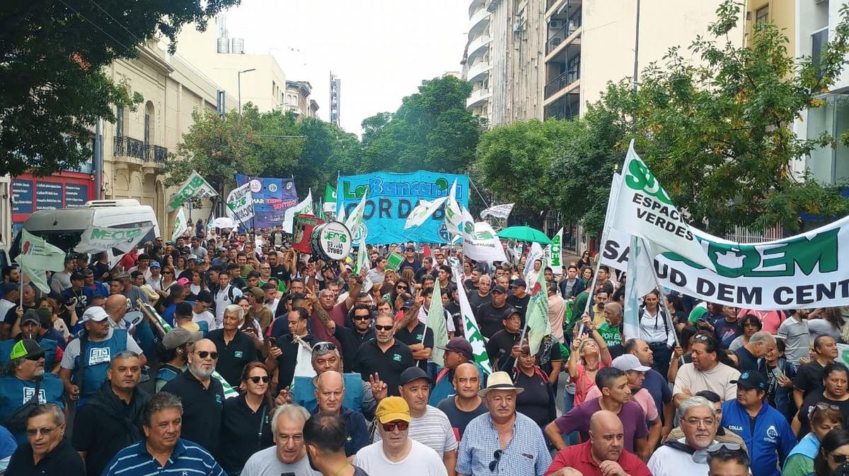 Marcha de Suoem y empleados estatales contra la reforma previsional. (Foto: Cadena 3)