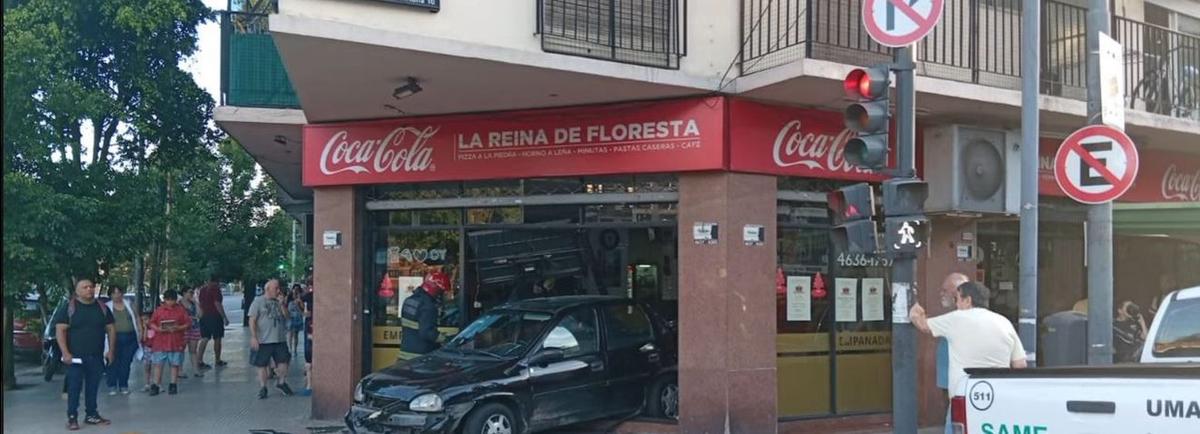 Choque entre un micro escolar y un auto: terminó incrustado en una pizzería