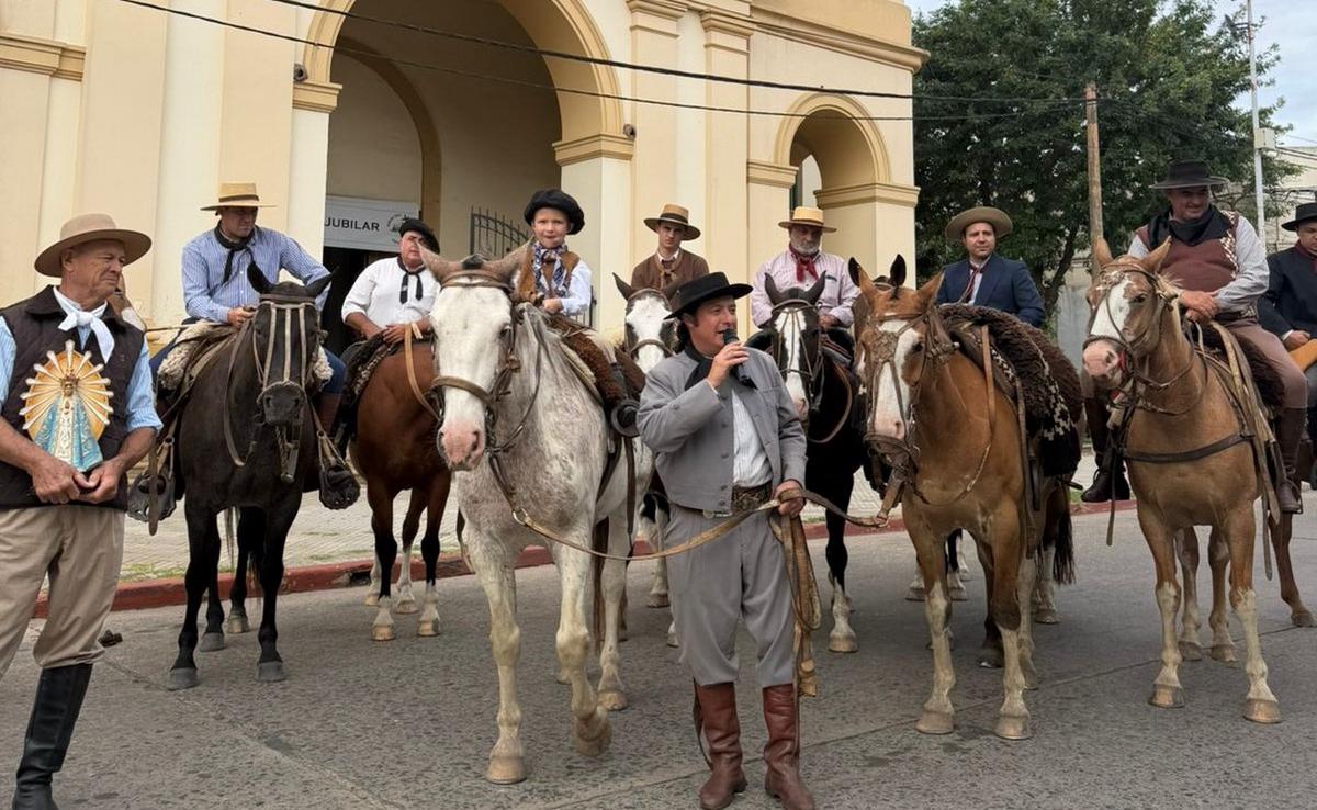 La cabalgata de Nicolás Membriani rumbo al Festival de Jesús María.