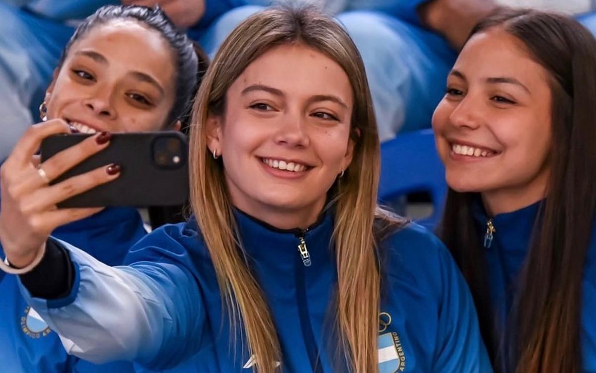 Delfina Veljanovich, de patín artístico, mostró la indumentaria albiceleste (Foto: @delfi_velja)