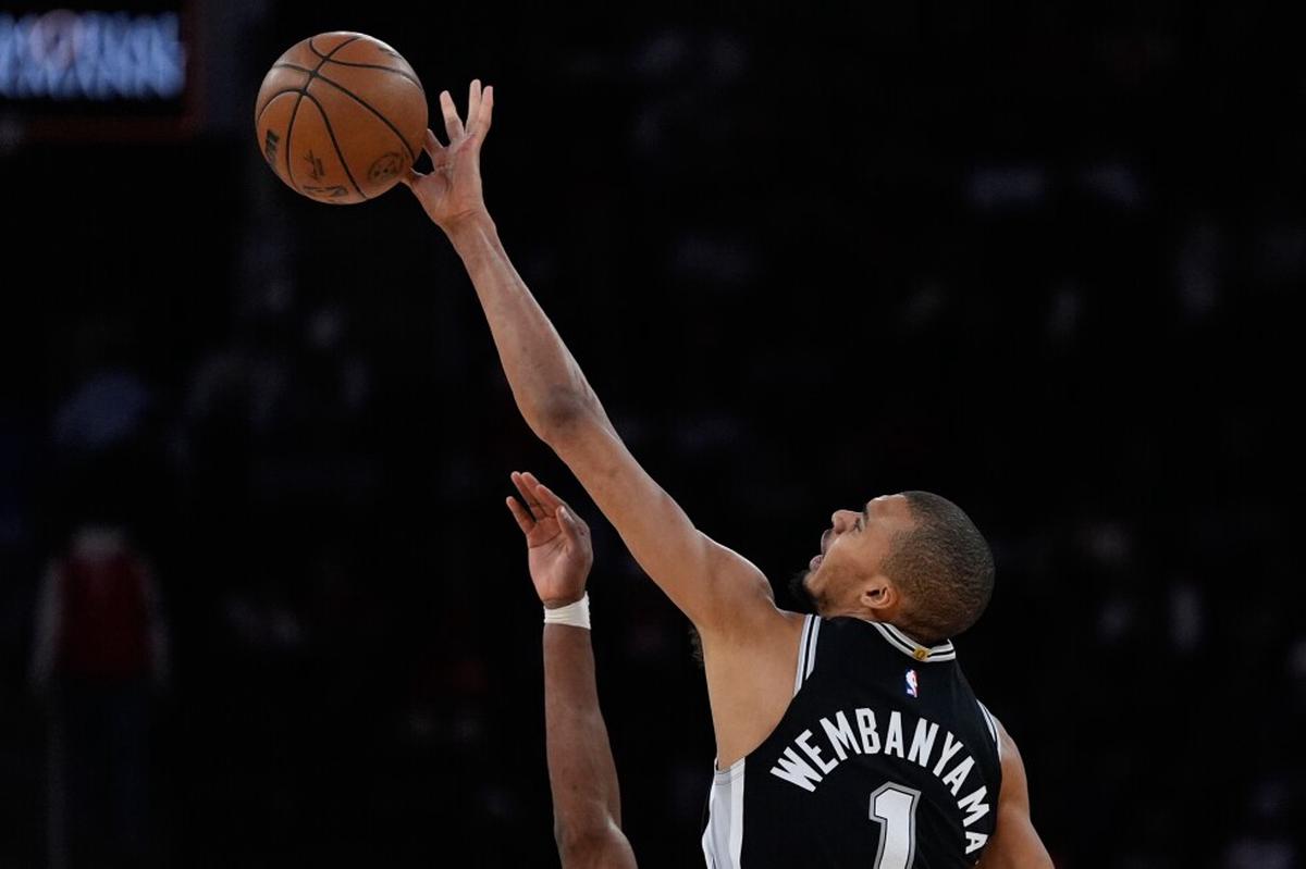 Wembanyama anota 28 puntos y conduce a Spurs a triunfo sobre Rockets, 111-99