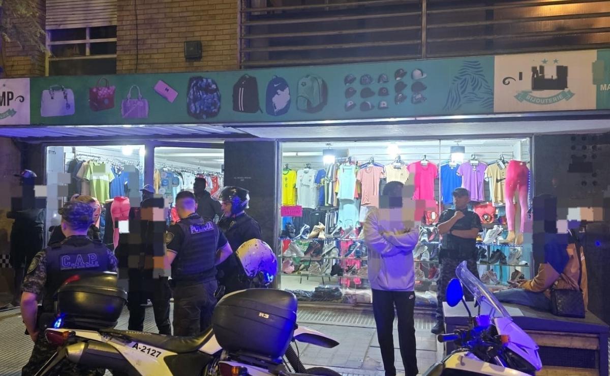 Un policía con quemaduras tras ser agredido por un hombre.