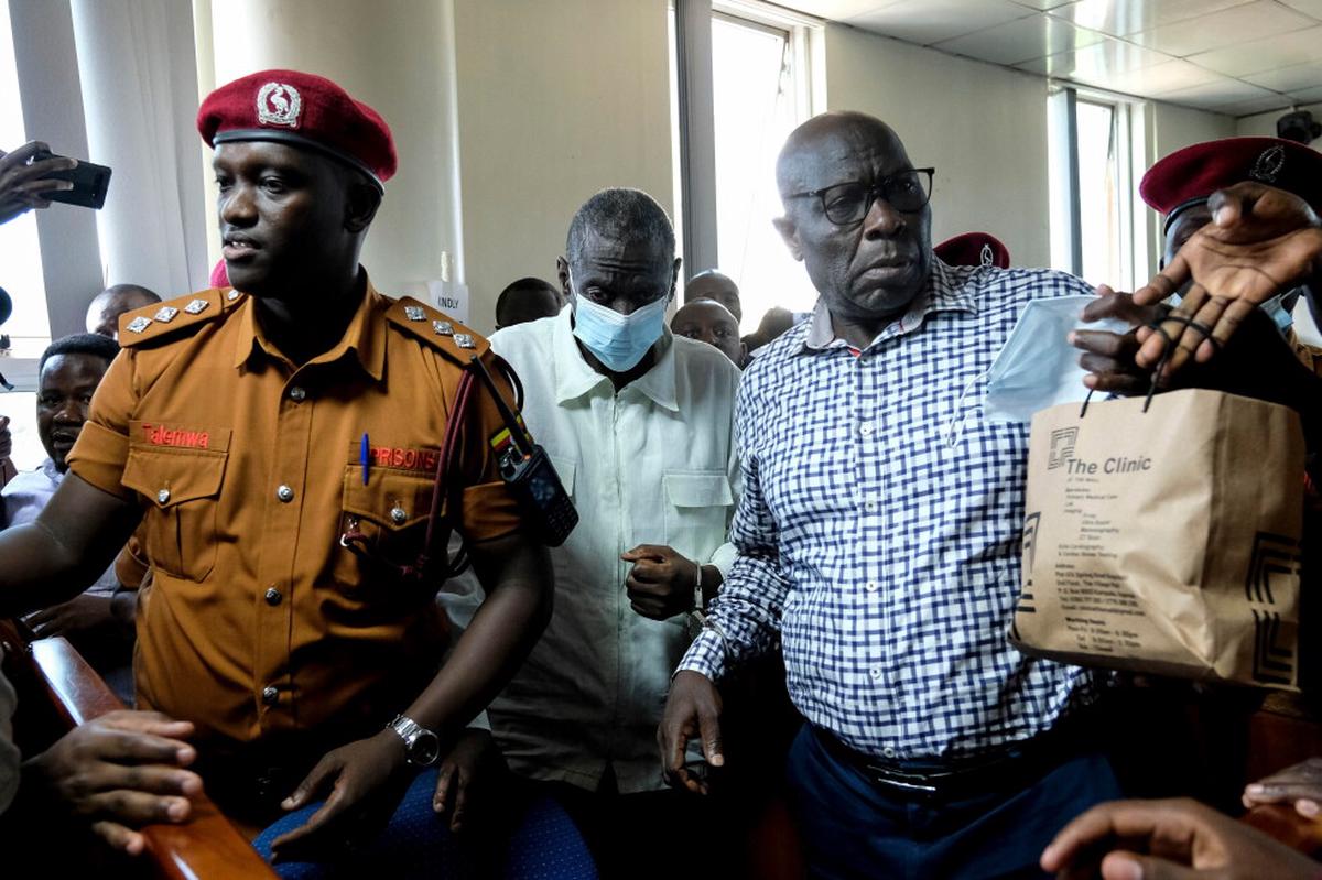 El líder opositor ugandés Besigye está inconsciente tras colapsar en tribunal, dice su esposa