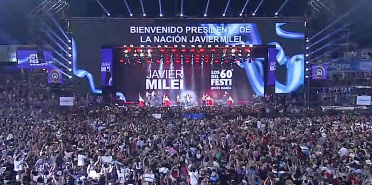 Milei recibió la bienvenida en la pantalla gigante.