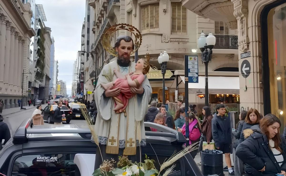 La imagen de San Cayetano recorriendo el centro de la ciudad de Rosario.