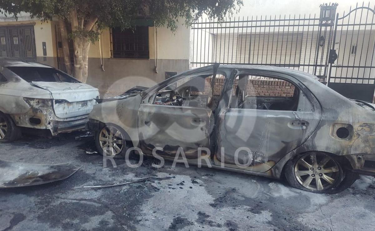 FOTO: Quemaron dos autos a metros de la cancha de Rosario Central.