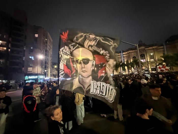 Una multitud de fanáticos del Indio Solari se reunió en Patio Olmos en Córdoba