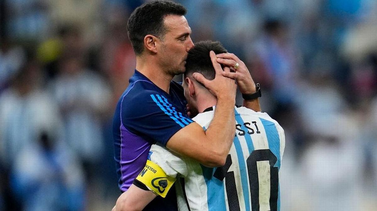 Lionel Scaloni y Lionel Messi. (Foto: archivo/AP)