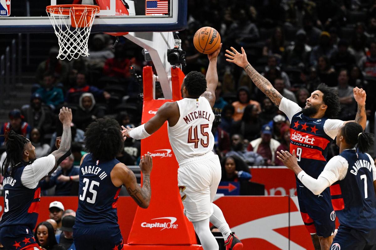 Mitchell anota 24 de sus 48 puntos en el último cuarto y Cavaliers superan 130-126 a Wizards