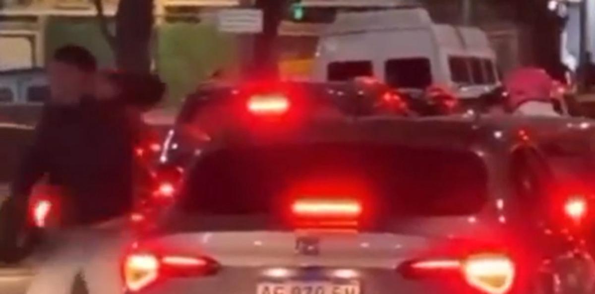 Pelea de tránsito en Balvanera: motociclista atacó a un auto con gas pimienta