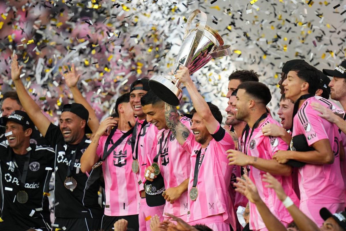 Lionel Messi levanta el trofeo de la Major League Soccer. Foto: Agencia NA (Redes)