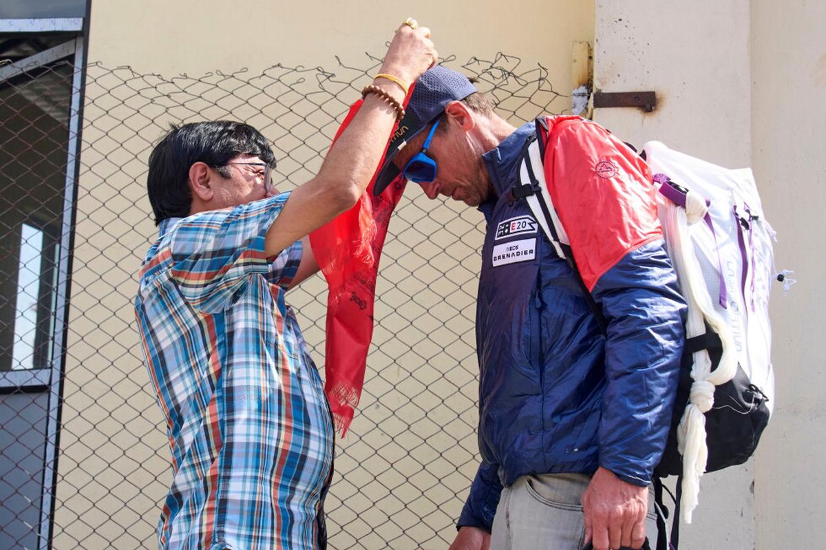 El guía Kenton Cool escala el Everest por 20ª vez y dice que aún no está listo para dejarlo