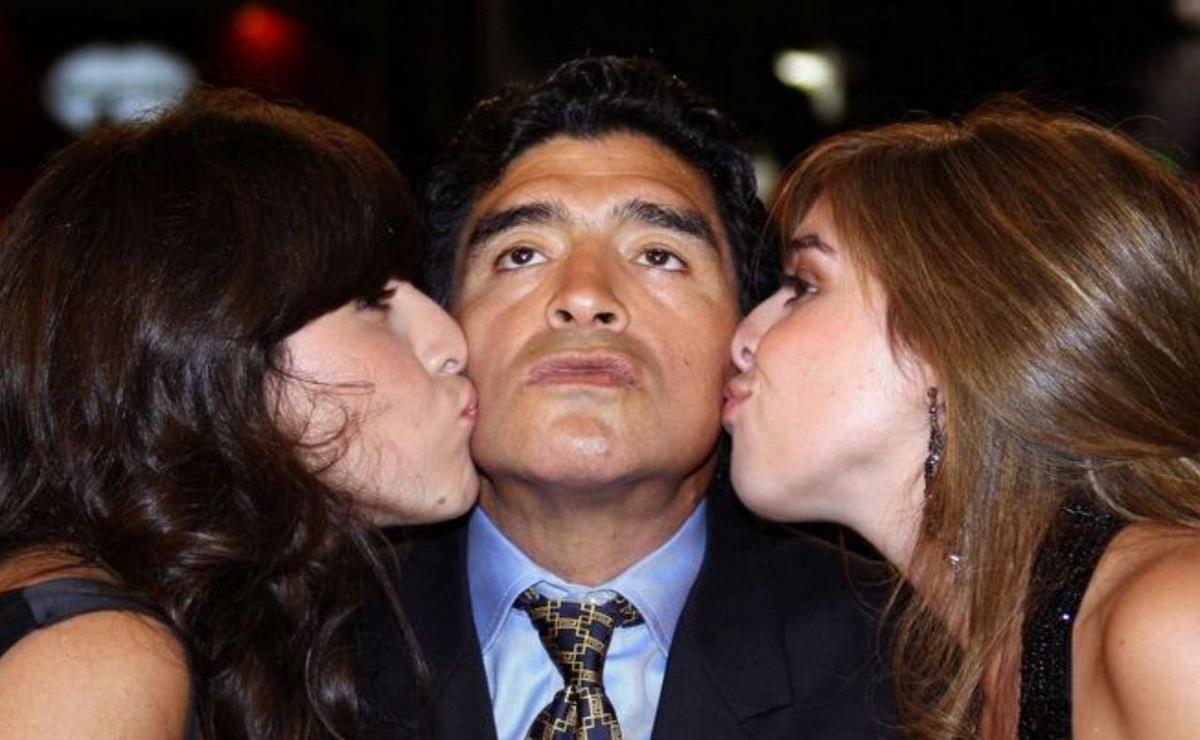 FOTO: Diego Armando Maradona y sus hijas. 