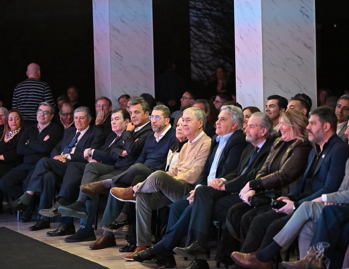 Massa coincidió en el acto con Juan Schiaretti y Martín Llaryora, entre otros (foto: @MauroFdz).