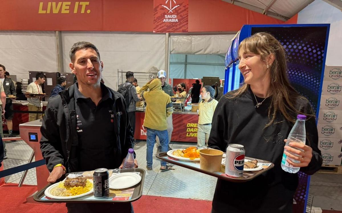 Nico y Valen listos para cenar después de un largo día en el campamento de Yanbu