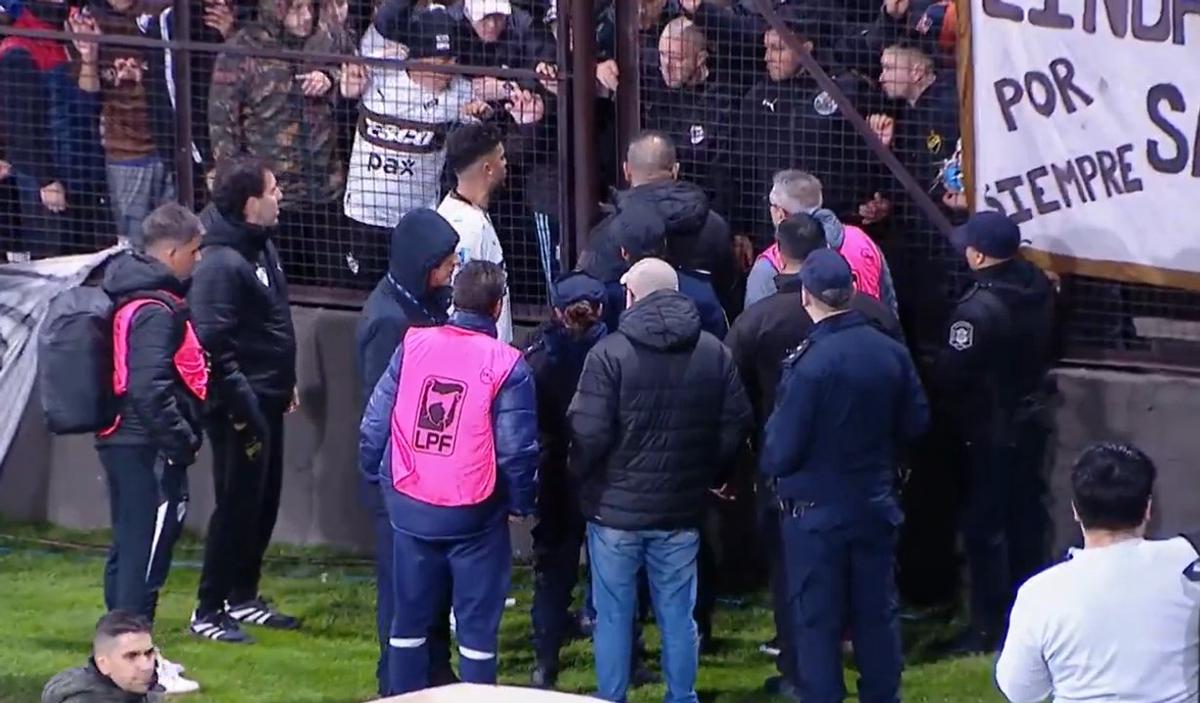 El capitán Ignacio Vázquez, peleado con los hinchas.