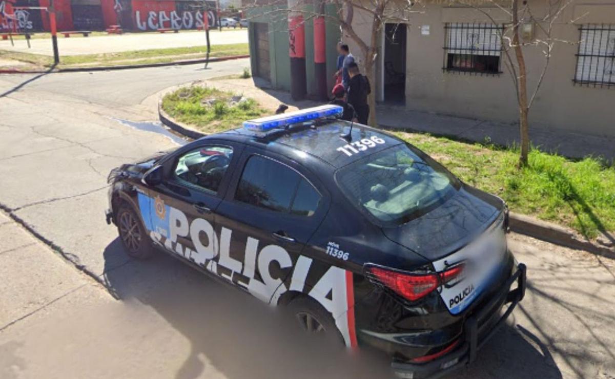 Google..- Efectivos y un móvil de la Policía de Santa Fe en barrio La Cerámica (Rosario).