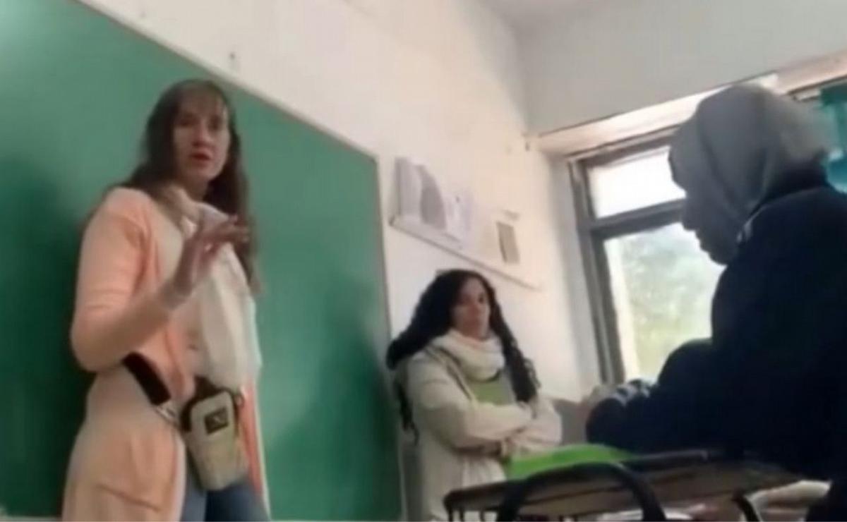 Captura de video: La reacción de una directora que pateó el banco de un alumno.