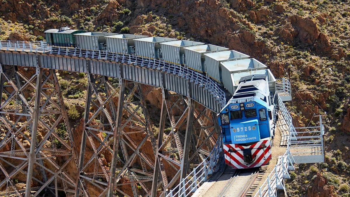 El tren C-14 rinde homenaje al pasado al sonar su bocina en la montaña