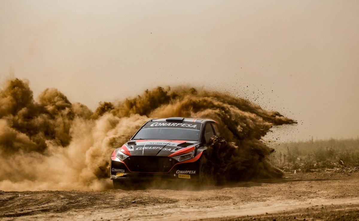 F. Álvarez Castellano y Juan P. Monasterolo -Hyundai i20- R5. Fotografía: R. Carletti