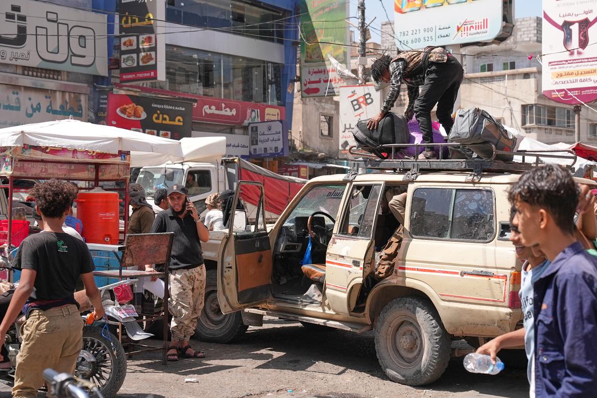 Hutíes se atribuyen ataque luego que explosiones remecen sede de gobierno de Yemen en Adén
