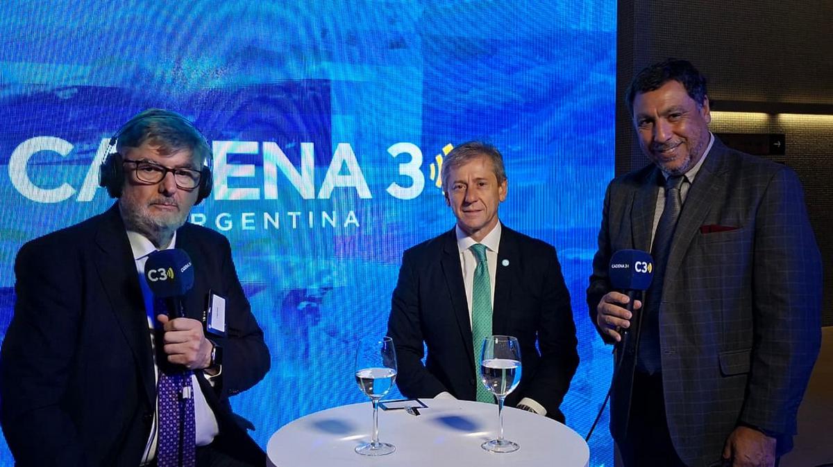 El senador Eduardo Vischi, con Cadena 3 en la cena anual de CIPPEC.