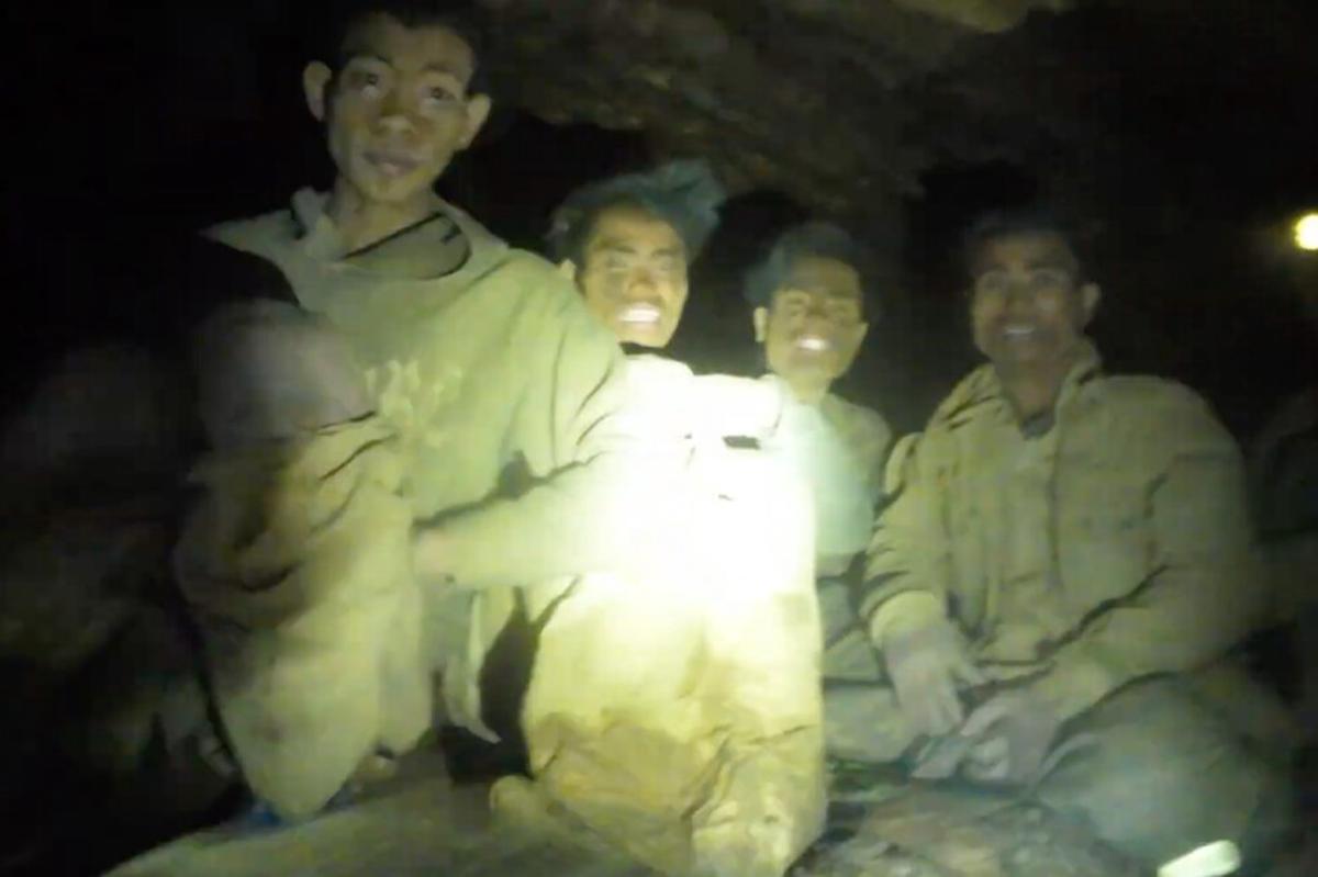 Rescatistas luchan por drenar cueva en Laos y liberar a cinco atrapados