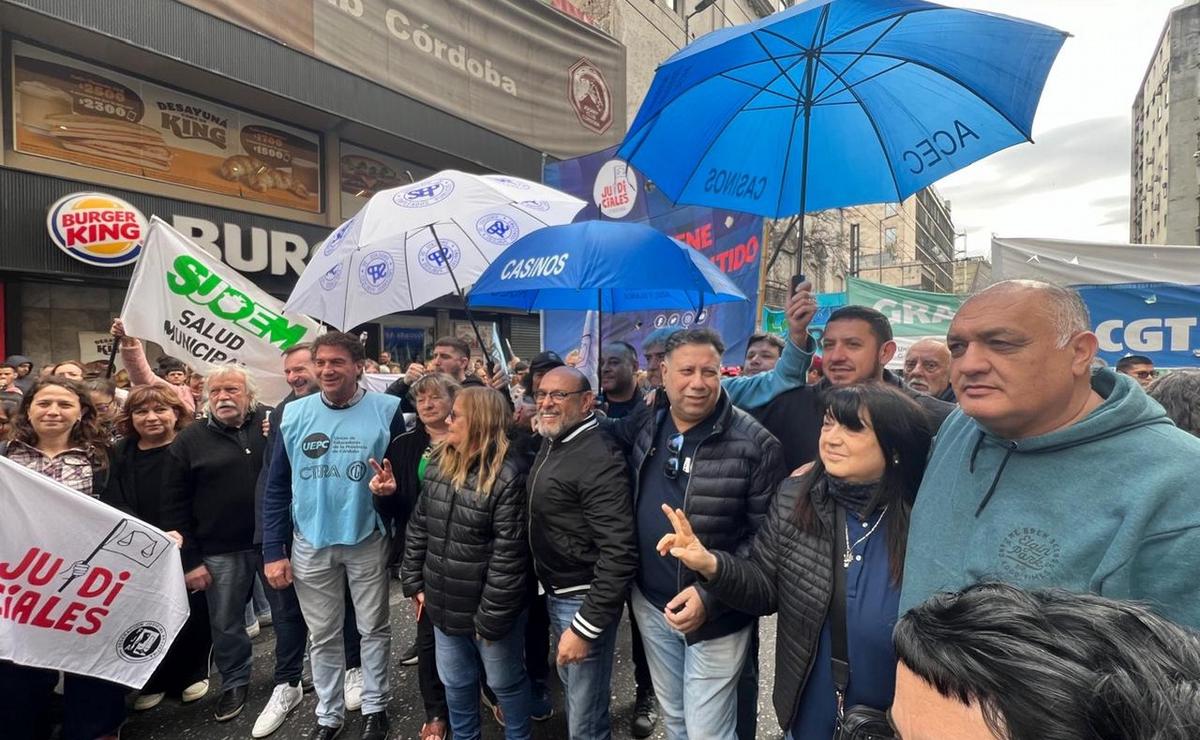 FOTO: Marchan en Córdoba contra el veto a la Ley de Movilidad Jubilatoria (Daniel Cáceres).