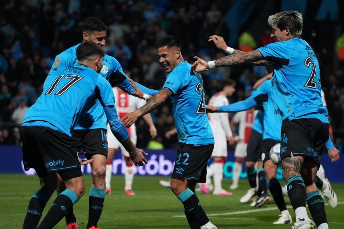 Los jugadores de Belgrano festejan el tanto de