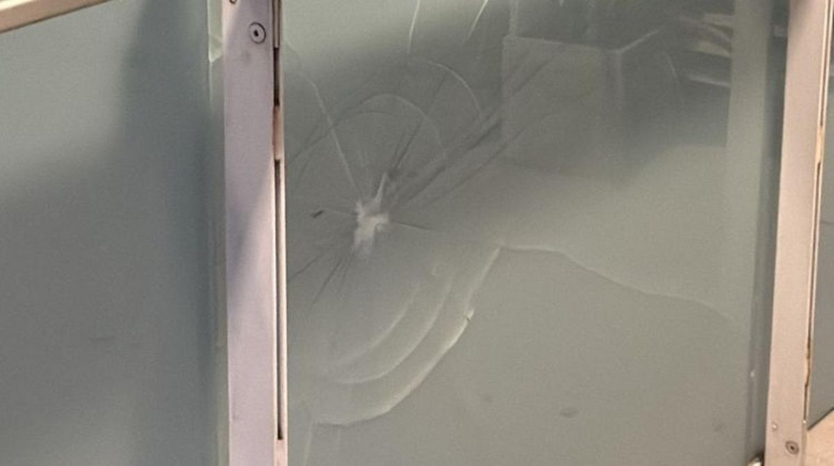 Así quedó el balcón con varios vidrios destrozados.