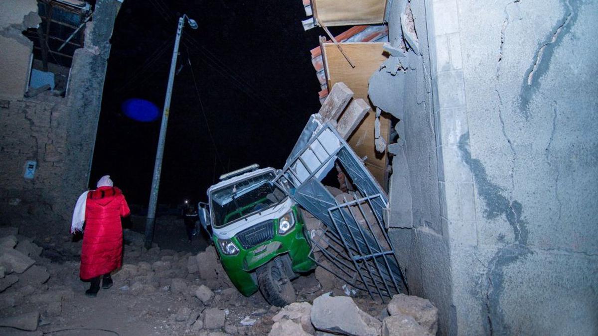 Una persona camina por una calle con escombros tras sismo en Chupaca en julio de 2026.