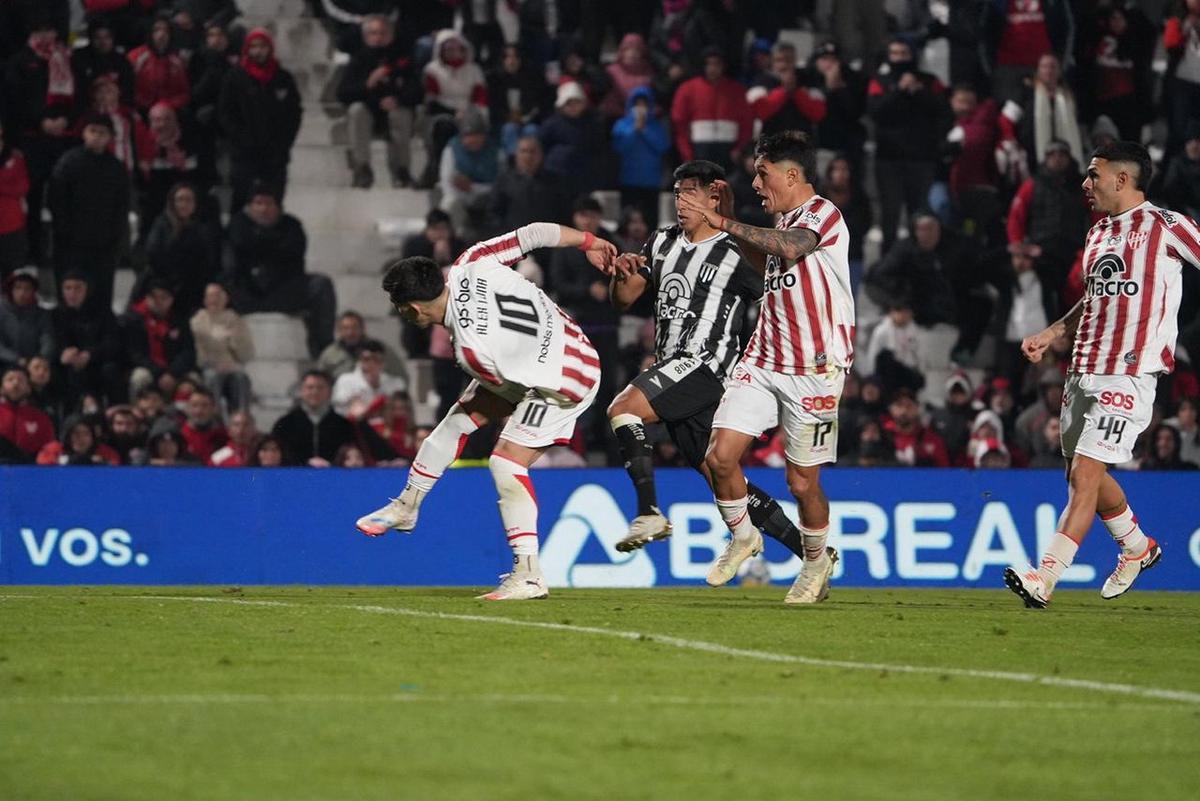 FOTO: Instituto se impuso ante Gimnasia de Mendoza con un gol de Luna. (Foto: Daniel Cáceres)