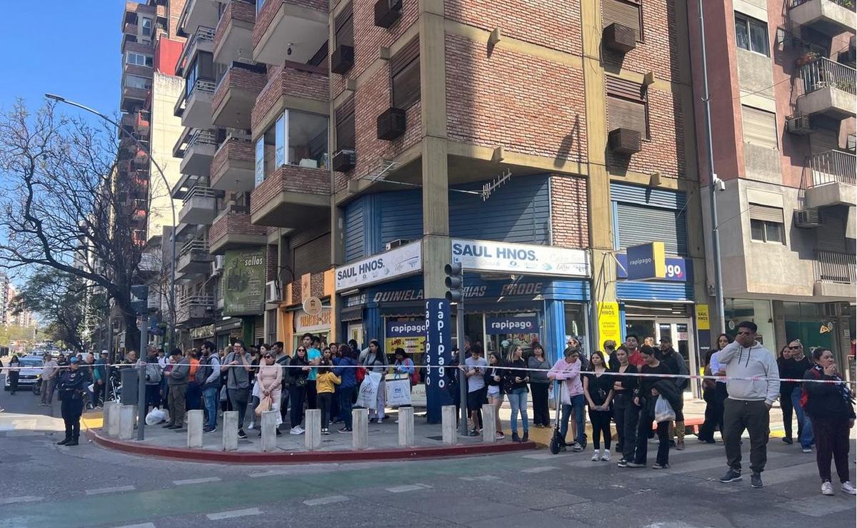 FOTO: Varios heridos tras el choque en Av. Chacabuco. (Foto: Daniel Cáceres/Cadena 3)