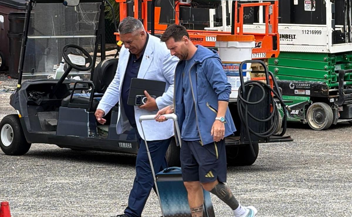 Messi y Tapia llegaron juntos al hotel en Auburn.