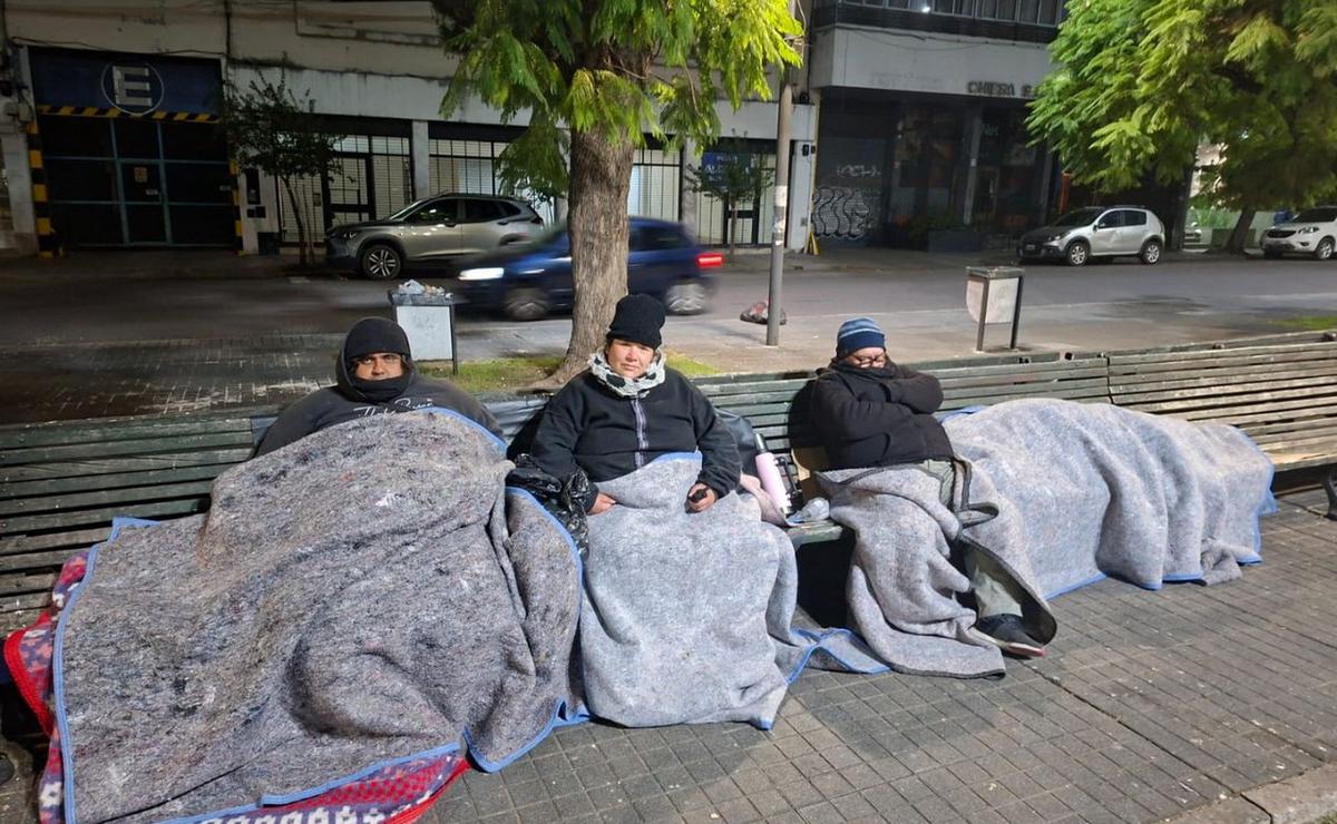 El grupo pasa las noches en la plaza junto a su perra de cinco años.