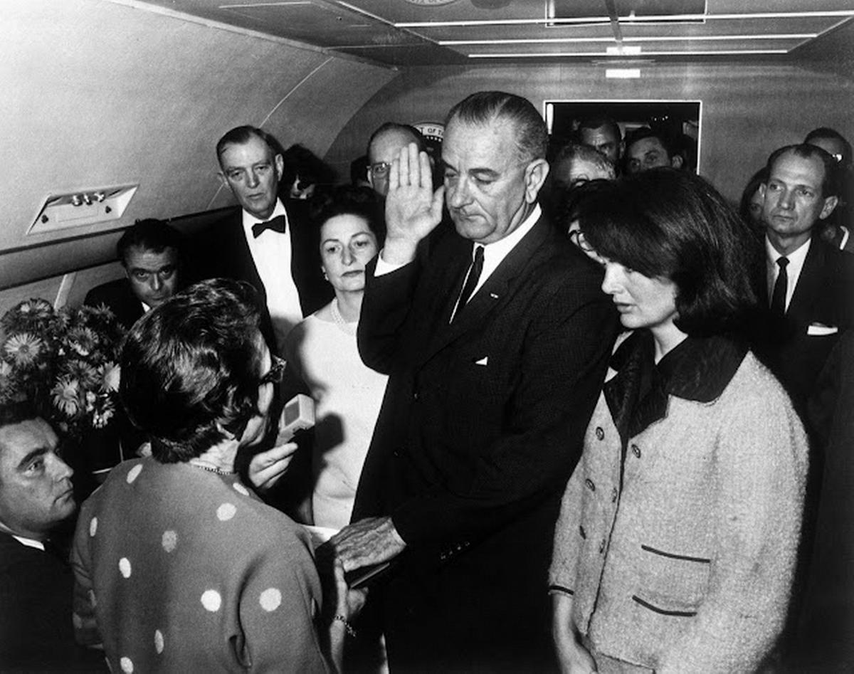 FOTO: En el avión presidencial. ,jura Lyndon Johnson, con Jacqueline Kennedy de testigo.