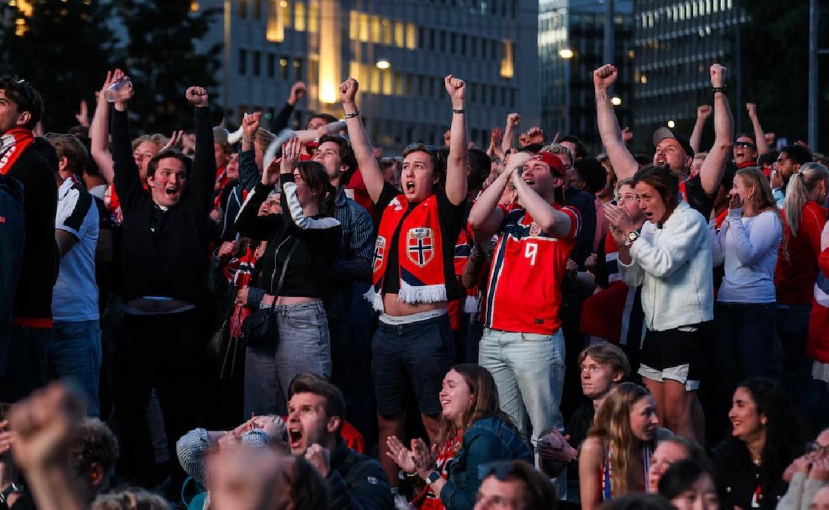 Eufóricos festejos de Noruega tras el triunfo ante Brasil. (Foto: AP)