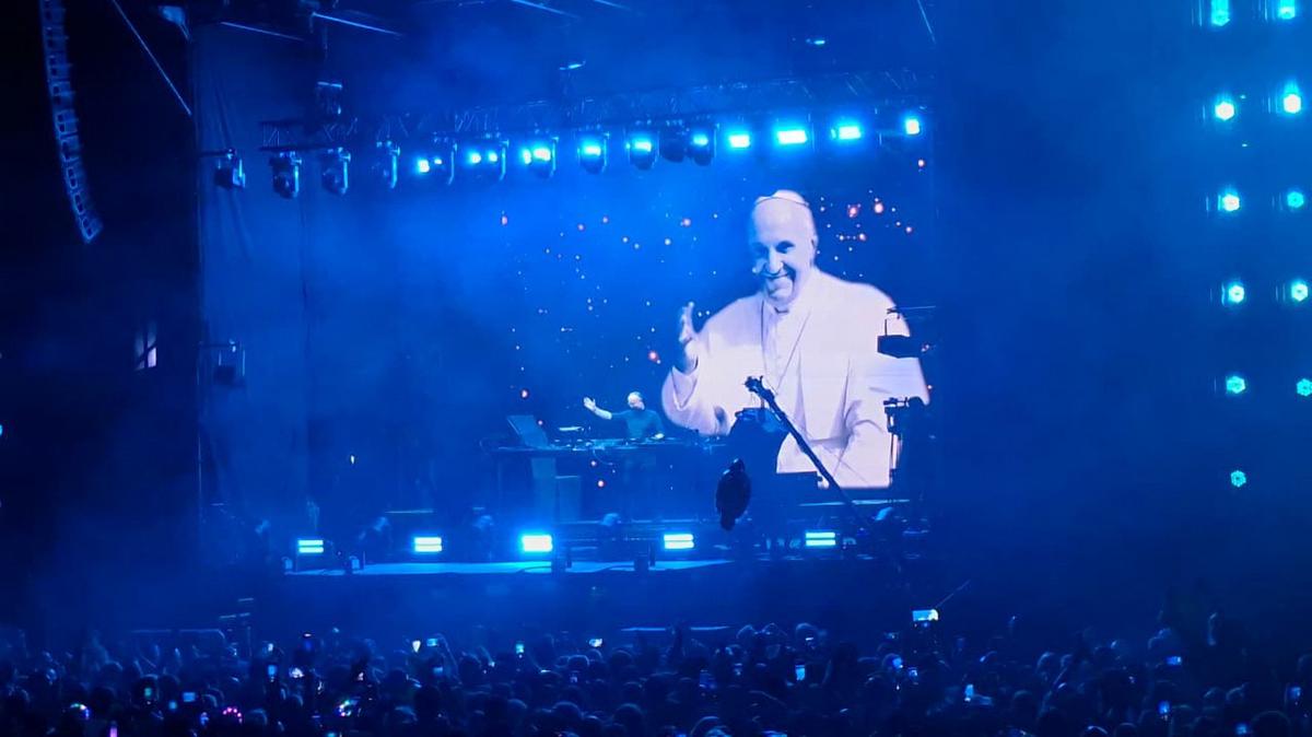 El “cura DJ” hizo vibrar Plaza de Mayo con música y fe ante una multitud.